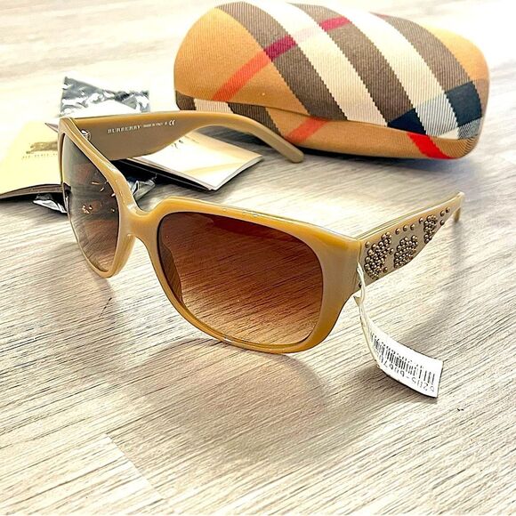 NIB Burberry Cuttlefish Brown Gradient Heart Studded Sunglasses - Picture 1 of 8